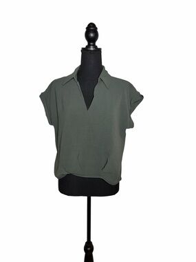 Pleione Short Sleeve V-Neck Top in Olive Green XS